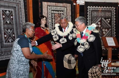  Des officiels visitent le pavillon des Fidji. 
