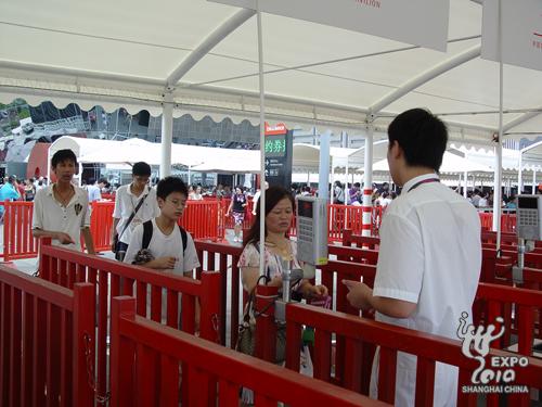 Des visiteurs empruntent l'entrée pour détenteurs de billets de réservation.