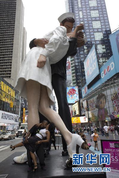 Statue Times Square on D  Voilement De La Statue Du    Baiser De Times Square