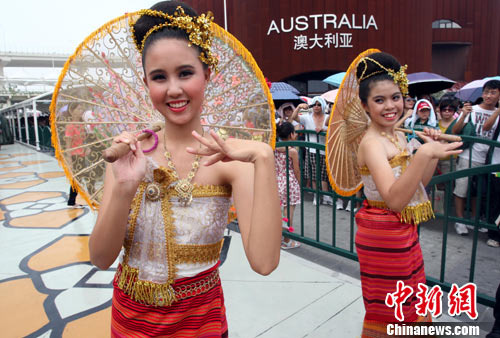 Le pavillon thaïlandais rend hommage à la reine en dansant
