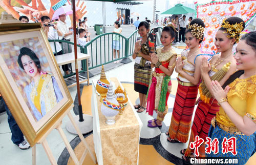 Le pavillon thaïlandais rend hommage à la reine en dansant
