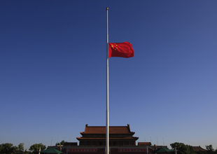 Les drapeaux nationaux chinois mis en berne en hommage aux victimes