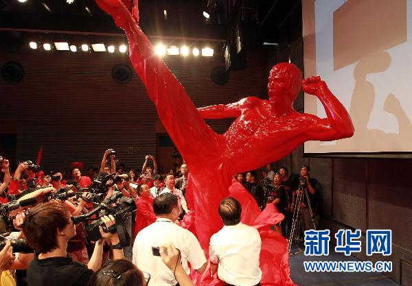 Le 17 août, des invités dévoilent une sculpture en porcelaine sur le kung-fu dans le pavillon de Foshan.