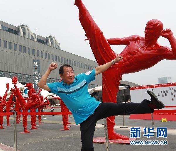 Le 17 août, un touriste pose pour une photo devant des sculptures. 3