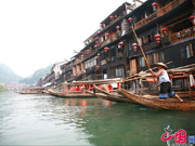 Vues magnifiques le long du fleuve Tuojiang, depuis le bourg antique de Fenghuang