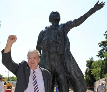 Georges Frêche pose devant la statue de Lénine