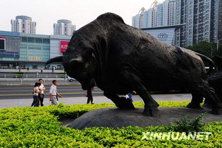 La statue du « bœuf qui défriche » au centre ville de Shenzhen