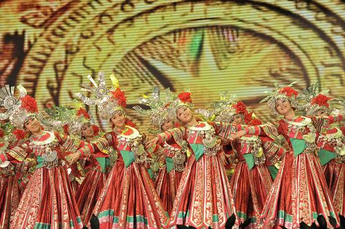 La semaine du Guizhou a été lancée le 22 août sur la grande scène Baosteel avec des chansons et des danses ethniques d'artistes de la province. 1