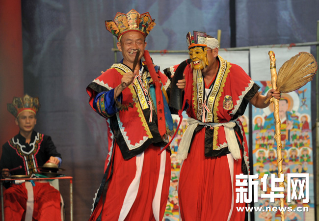 La semaine du Guizhou a été lancée le 22 août sur la grande scène Baosteel avec des chansons et des danses ethniques d'artistes de la province. 2