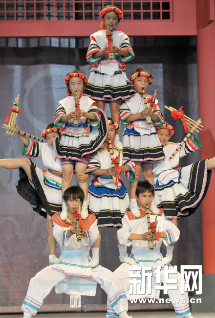 La semaine du Guizhou a été lancée le 22 août sur la grande scène Baosteel avec des chansons et des danses ethniques d'artistes de la province. 4
