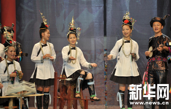 La semaine du Guizhou a été lancée le 22 août sur la grande scène Baosteel avec des chansons et des danses ethniques d'artistes de la province. 5