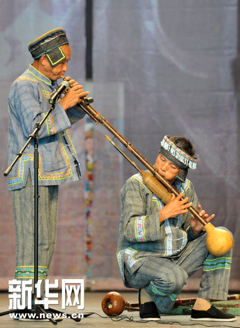 La semaine du Guizhou a été lancée le 22 août sur la grande scène Baosteel avec des chansons et des danses ethniques d'artistes de la province. 6