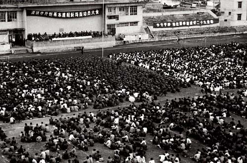 Le 16 novembre 1983, une conférence de mobilisation se tient à Shenzhen pour encourager ses habitants à construire la ville.
