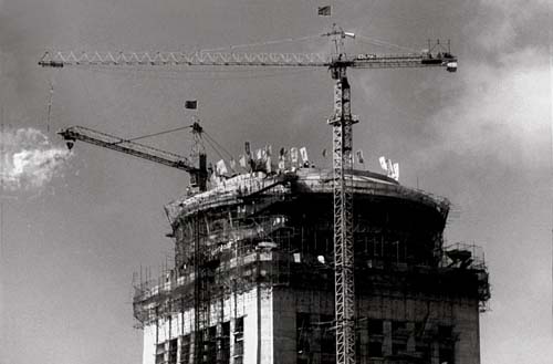 Les travaux du centre du commerce international de Shenzhen ont débuté en 1984. À partir du 30e étage, les ouvriers ont construit un étage tous les trois jours, créant ainsi « la vitesse de Shenzhen ».