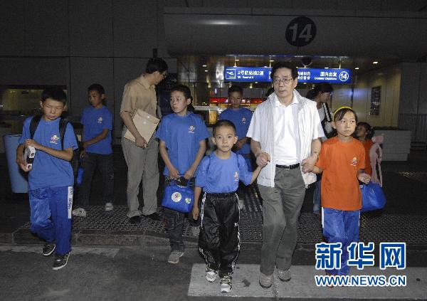 Le 26 août au soir, les enfants de Zhouqu arrivent à Beijing pour se reposer. 