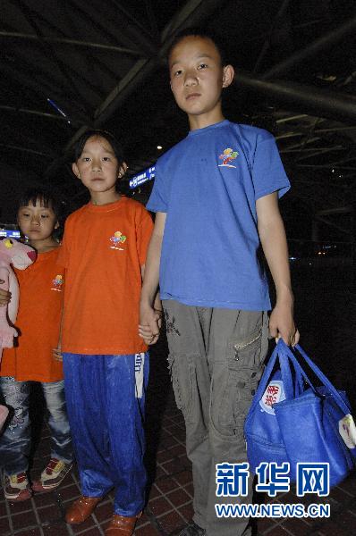 Le 26 août au soir, les enfants de Zhouqu arrivent à Beijing pour se reposer.