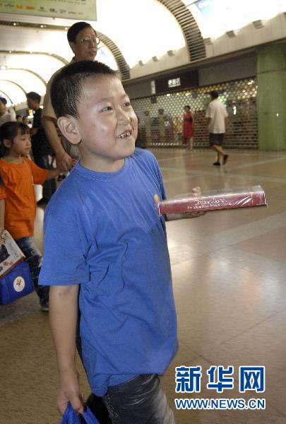 Le 26 août au soir, les enfants de Zhouqu arrivent à Beijing pour se reposer.