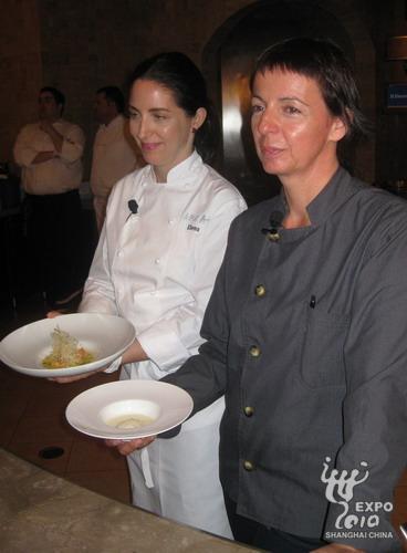 Les chefs Elena Arzak (gauche) et Fina Puigdvall présentent les plats qu'elles ont préparé.