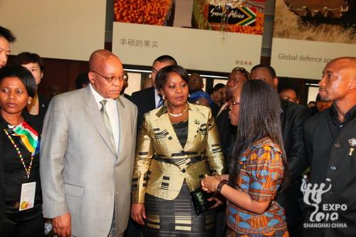 Le président d'Afrique du Sud Jacob Zuma visite le pavillon de son pays. 