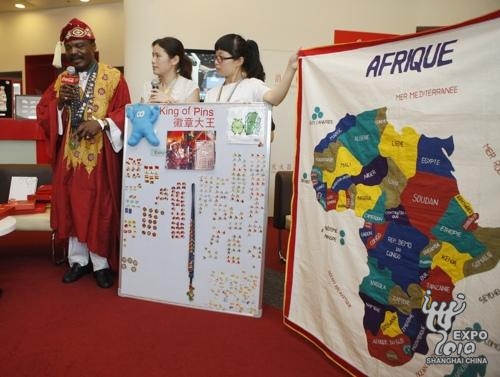 Virgile Ahouandjinou dévoile ses propres pin's et le design de son pin's carte d'Afrique