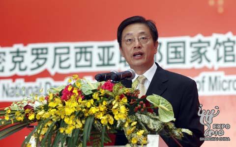  Le vice-maire de Shanghai Tu Guangshao prononce un discours.