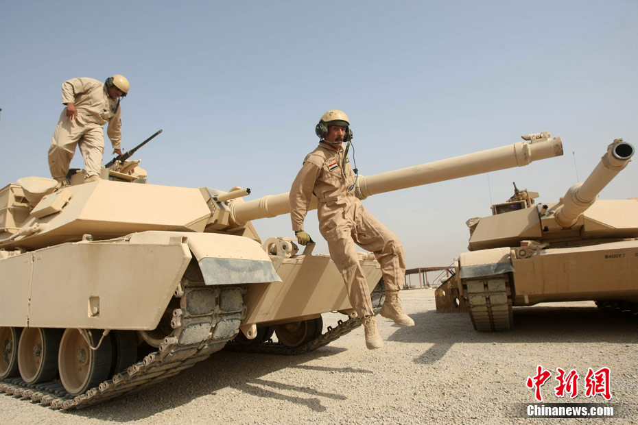 Le 24 août 2010, des soldats irakiens en formation pour apprendre à utiliser les tanks américains.