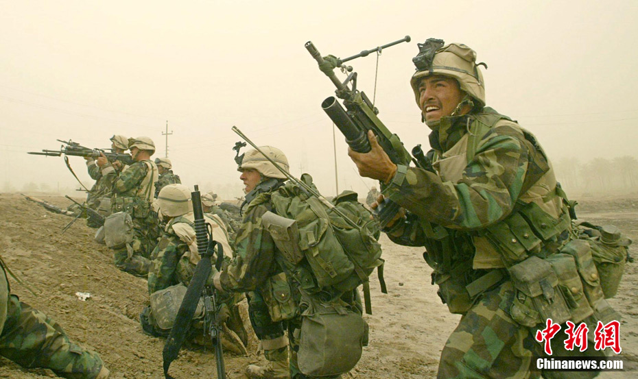 En mars 2003, les fusiliers marins américains assiègent un hôpital militaire dans le sud de l'Irak. 