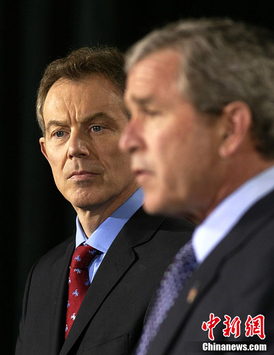 En mars 2003, le président américain George W. Bush et le premier ministre britannique Tony Blair expliquent les raisons de cette guerre. 