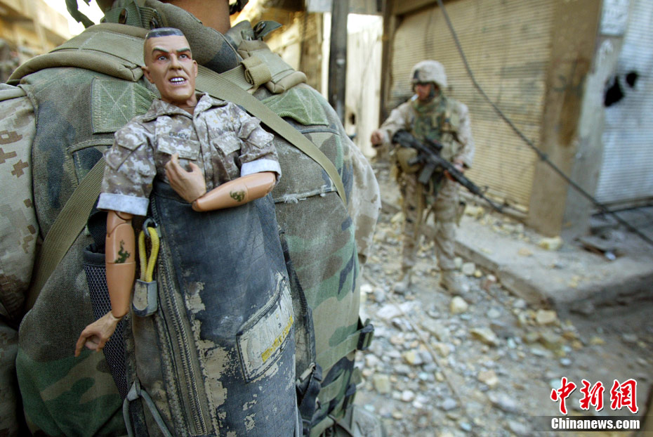 En novembre 2004, un soldat américain patrouille dans une rue irakienne. 