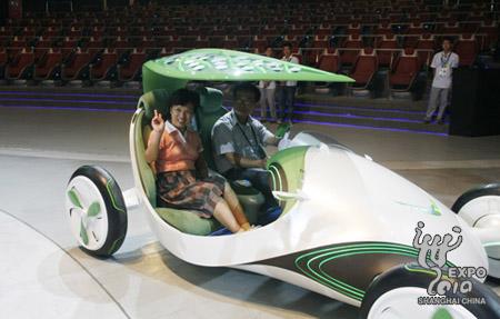 Des internautes chanceux testent des prototypes automobiles à l&apos;Expo