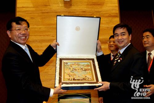 Le Premier ministre thaï remet un souvenir au pavillon de Chine après sa visite du pavillon.