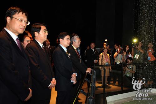 Des invités thaïs et chinois visitent le pavillon de la Thaïlande.