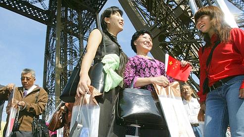 Les touristes étrangers de retour en France, notamment les Chinois