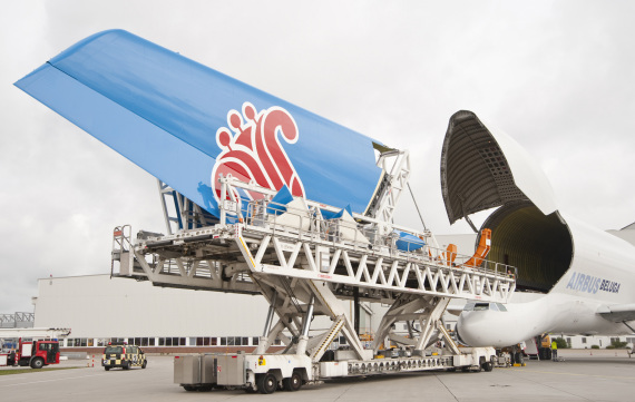 L'empennage vertical de l'A380, sur lequel le laquage du logo de China Southern Airlines a été fini à Hambourg, arrive à Toulouse pour l'assemblage final du fuselage.