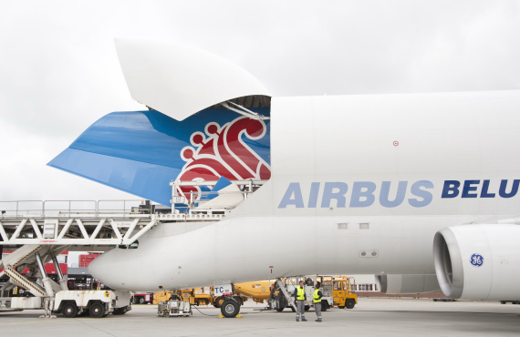 L'empennage vertical de l'A380, sur lequel le laquage du logo de China Southern Airlines a été fini à Hambourg, arrive à Toulouse pour l'assemblage final du fuselage.