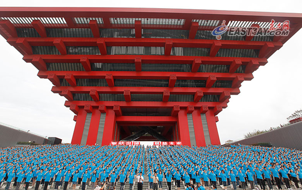 Afin de célébrer la journée des enseignants de Chine, 2 010 personnes représentant le corps enseignant de Shanghai ont prêté serment et ont entonné une chanson sur la place sud du pavillon chinois, vendredi dernier.