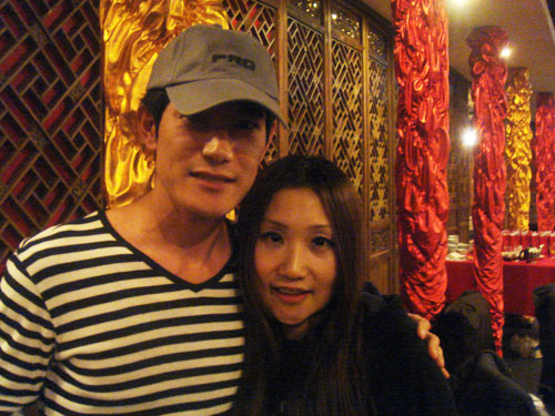 10. Yano Koji, acteur japonais célèbre en Chine, a invité des journalistes de China.org.cn à participer à sa soirée de Noël. Photo prise le 21 décembre 2009.