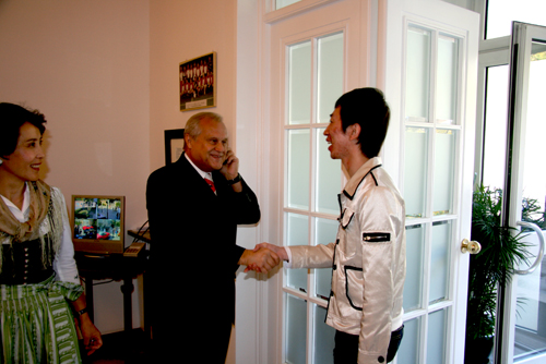 Luo Xu, estrecha la mano al Embajador de Austria.