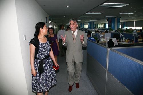 لي يا فانغ نائبة رئيس تحرير شبكة الصين تصطحب السفير الأرجنتين في جولة بالشبكة 