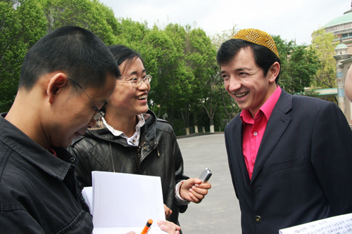16. Le 8 mai 2009, une journaliste mène une interview dans un institut musulman du Xinjiang.