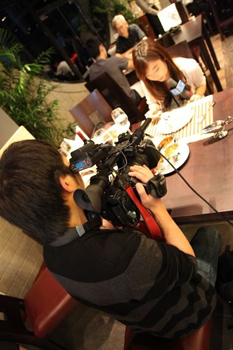 13. En mai 2010, une journaliste mène une interview sur le site de l'Expo