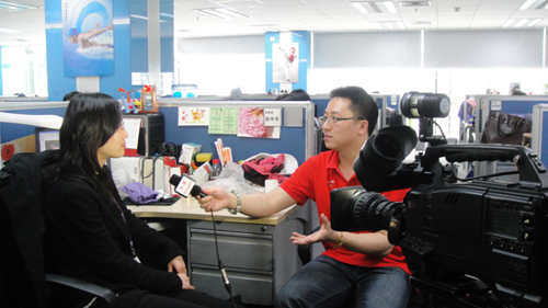 En avril 2010, Zhu Ying, journaliste de China.org.cn est interviewée par la chaîne française de CCTV.