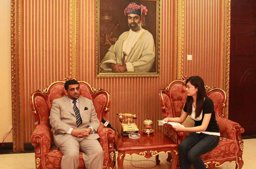 Liu Le, de la versión árabe, se entrevista con el Embajador de Omán en China