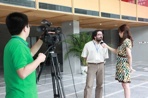 5. Gao Ying, journaliste de China.org.cn interviewe un expert colombien de l'histoire et de la culture chinoise.