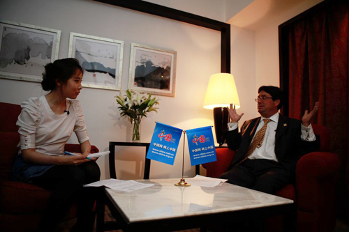 Une journaliste interviewe Francisco Santos, vice-président colombien.
