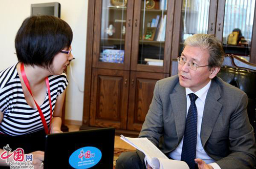 2. Le 3 juillet, une journaliste interviewe le chef du département Asie-Afrique du ministère des Affaires étrangères du Kazakhstan.