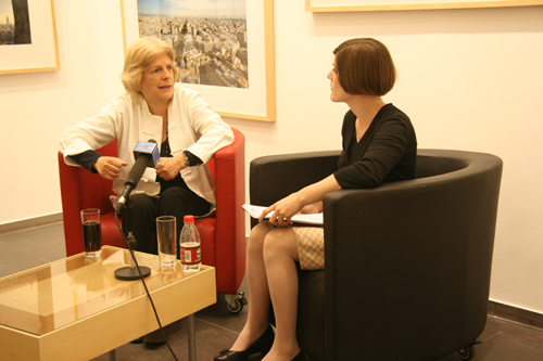 Nuria Cimini interviewe la directrice du pavillon espagnol à l'exposition universelle de Shanghai.