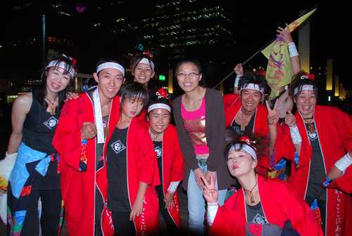 foto con los actores del Grupo de Danza Folklórica de Tokyo Daiba.