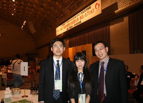 Zhang Shiqi, del departamento de japonés, participa en una conferencia.