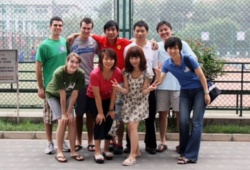 13. En juin 2010, l'équipe de china.org.cn durant une compétition de natation.